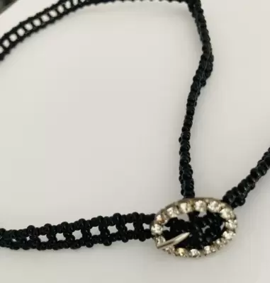 Collana choker cristallo nero con particolare rosso 