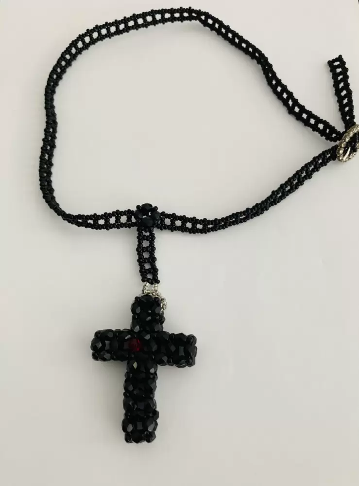 Collana choker cristallo nero con particolare rosso  