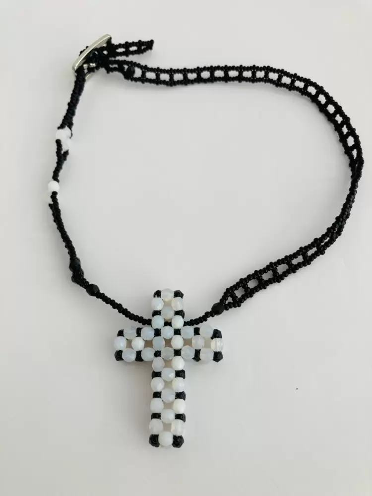 Halskette mit schwarzem und weißem Kristallkreuz  