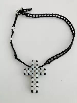 Halskette mit schwarzem und weißem Kristallkreuz 