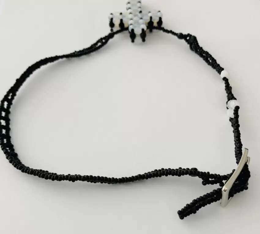 Halskette mit schwarzem und weißem Kristallkreuz  