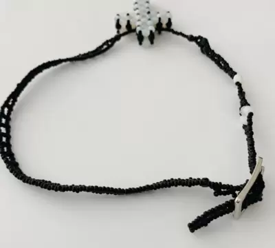 Halskette mit schwarzem und weißem Kristallkreuz 