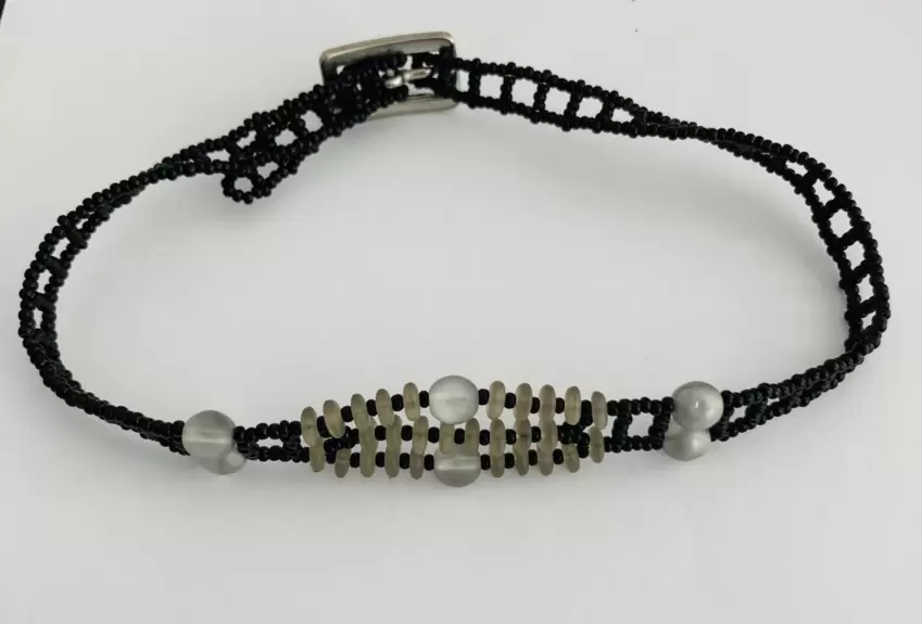 Schwarzes Halsband aus Rocailles-Perlen und Glas  