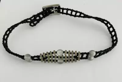 Schwarzes Halsband aus Rocailles-Perlen und Glas 