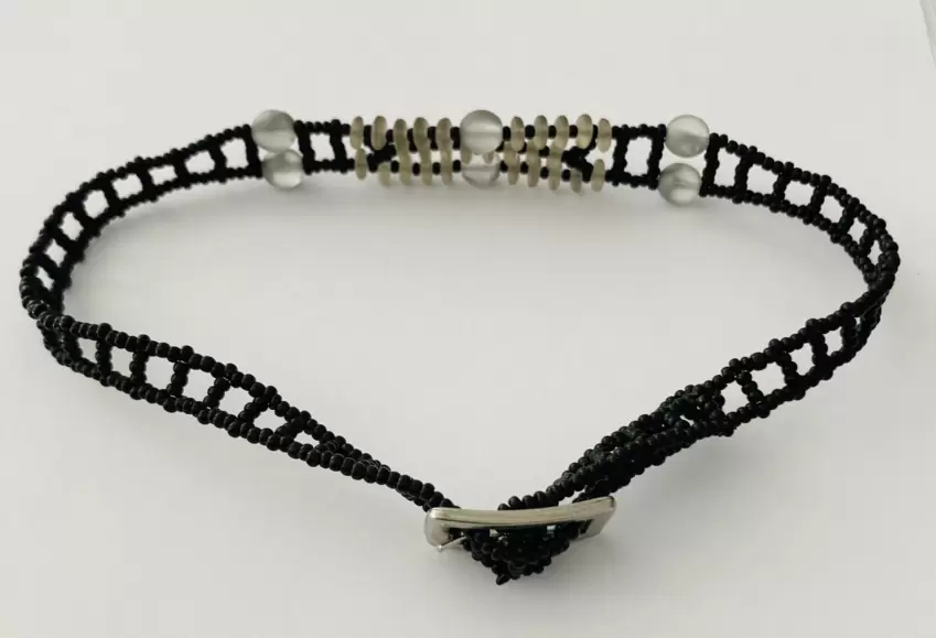 Schwarzes Halsband aus Rocailles-Perlen und Glas  