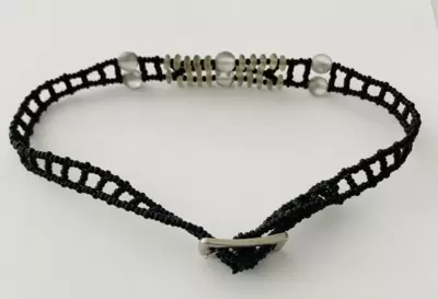 Schwarzes Halsband aus Rocailles-Perlen und Glas 