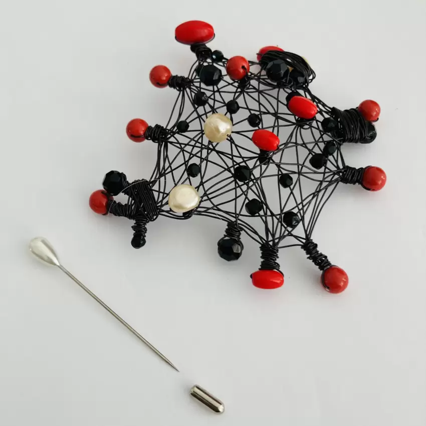 Spilla con murrine rosse,cristallo nero e perline vetro  