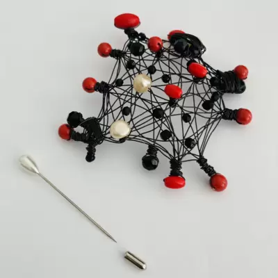 Spilla con murrine rosse,cristallo nero e perline vetro 