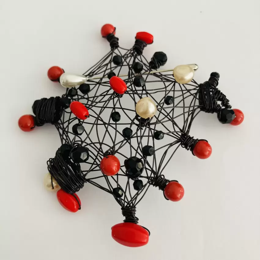Spilla con murrine rosse,cristallo nero e perline vetro  