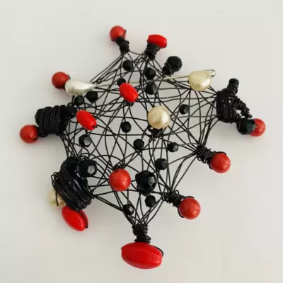 Spilla con murrine rosse,cristallo nero e perline vetro 