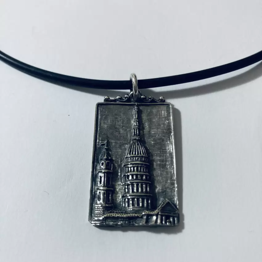Ciondolo Medaglia piastrina con Cupola di San Gaudenzio Novara in bassorilievo in argento 925 personalizzabile  