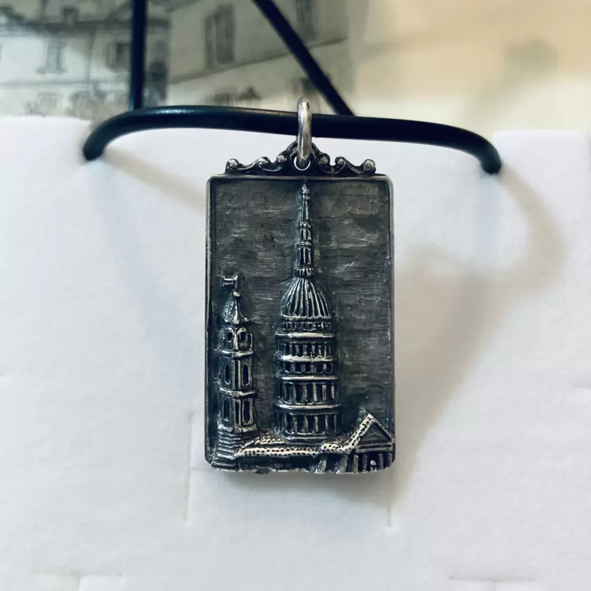 Ciondolo Medaglia piastrina con Cupola di San Gaudenzio Novara in bassorilievo in argento 925 personalizzabile  