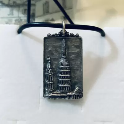 Ciondolo Medaglia piastrina con Cupola di San Gaudenzio Novara in bassorilievo in argento 925 personalizzabile 