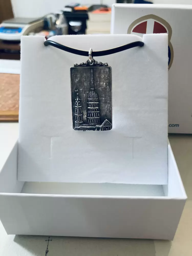 Ciondolo Medaglia piastrina con Cupola di San Gaudenzio Novara in bassorilievo in argento 925 personalizzabile  