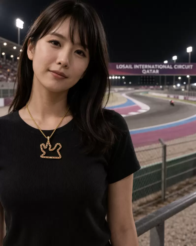 Collier pendentif circuit Losail en or jaune 750 avec diamants et grenats du drapeau du Qatar  