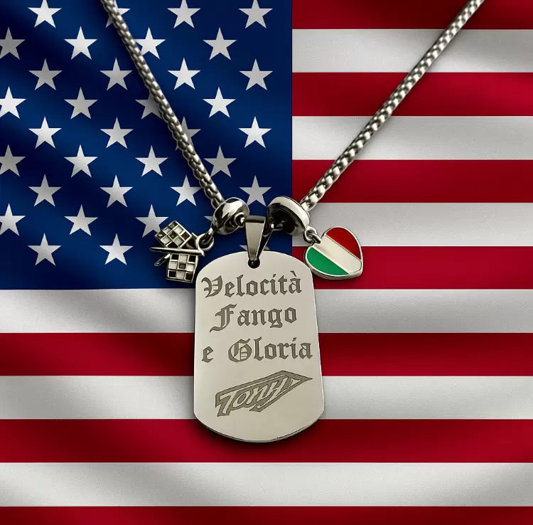 Collana Velocità Fango e Gloria in acciaio con cuore tricolore italiano e bandiera a scacchi  