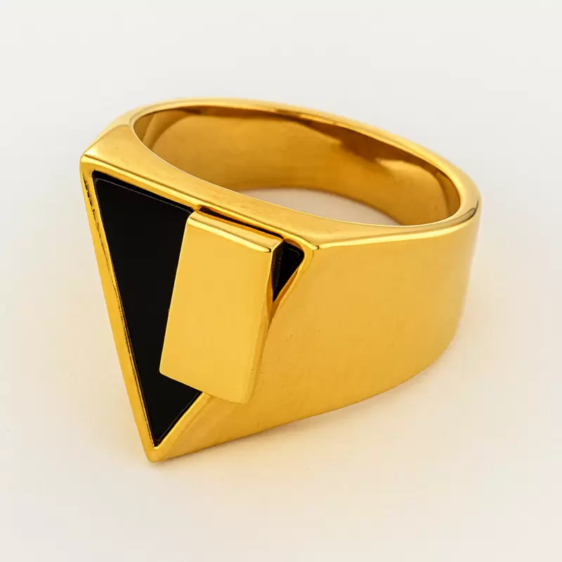 Anello triangolo con piastrina in oro 750 personalizzabile con onice nero