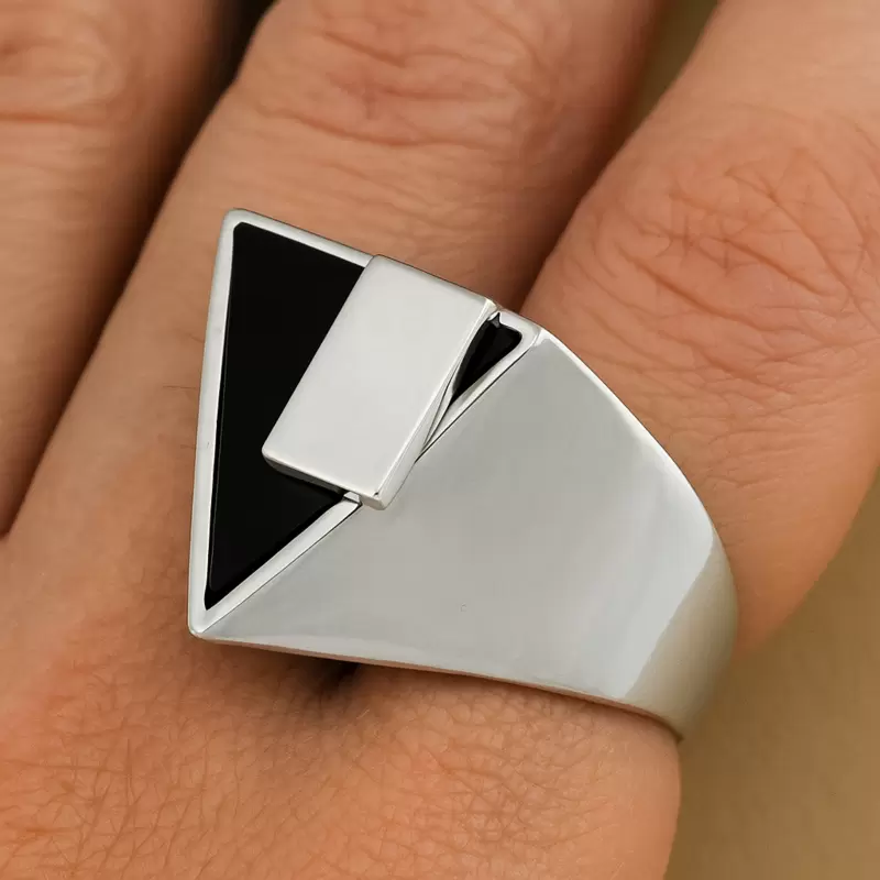 Anello triangolo in argento 925 personalizzabile con onice nero