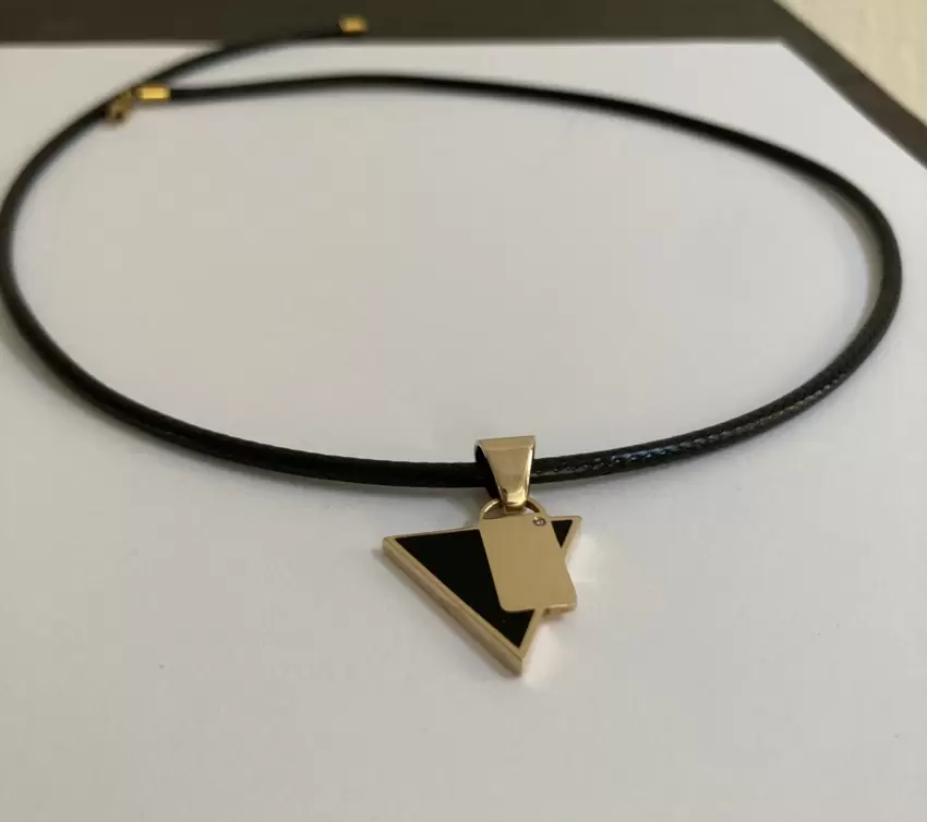 Ciondolo triangolo brevettato in bronzo con diamante - Design Gianfranco Quartaroli   