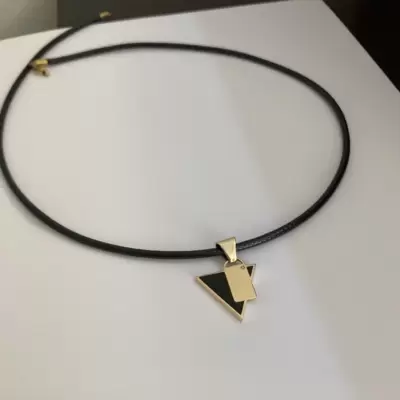 Ciondolo triangolo brevettato in bronzo con diamante - Design Gianfranco Quartaroli  