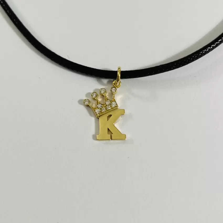 Ciondolo charm Iniziale K in oro 750 con Corona e Diamanti  