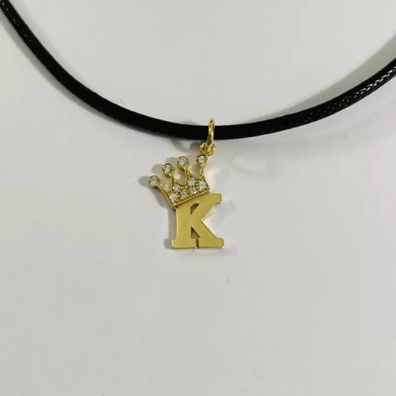 Ciondolo charm Iniziale K in oro 750 con Corona e Diamanti