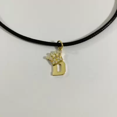 Ciondolo charm Iniziale D in oro 750 con Corona e Diamanti 