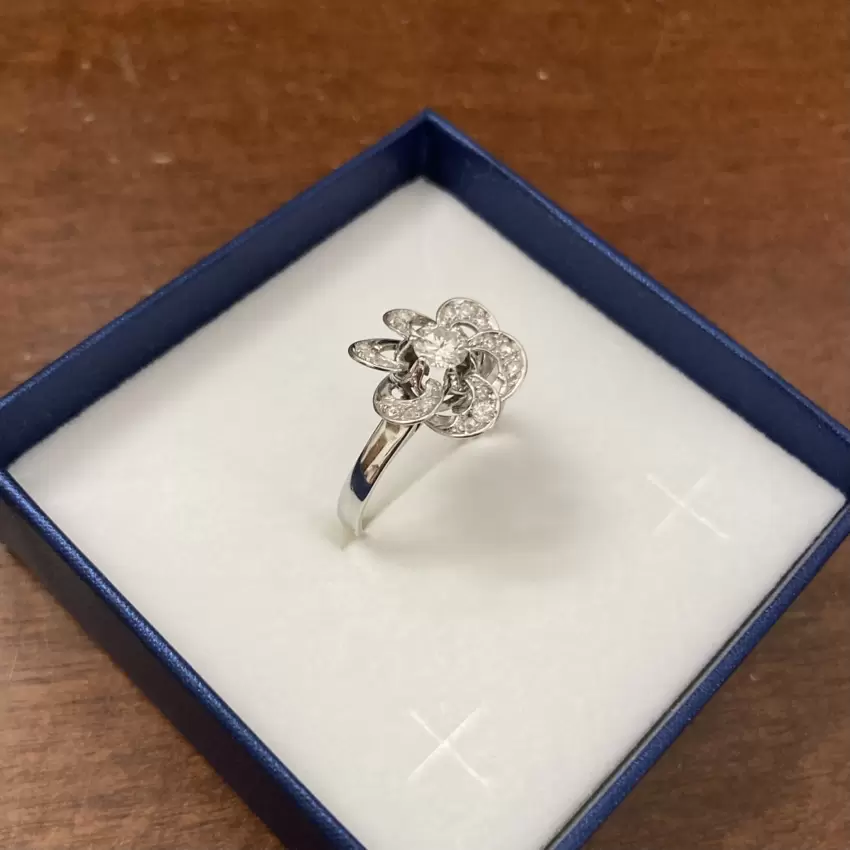 Anello in oro bianco 750 design floreale con diamante naturale ct.0,30  