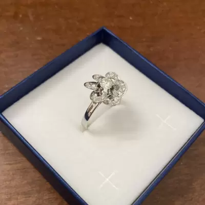 Anello in oro bianco 750 design floreale con diamante naturale ct.0,30 