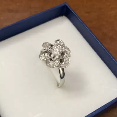 Anello in oro bianco 750 design floreale con diamante naturale ct.0,30 