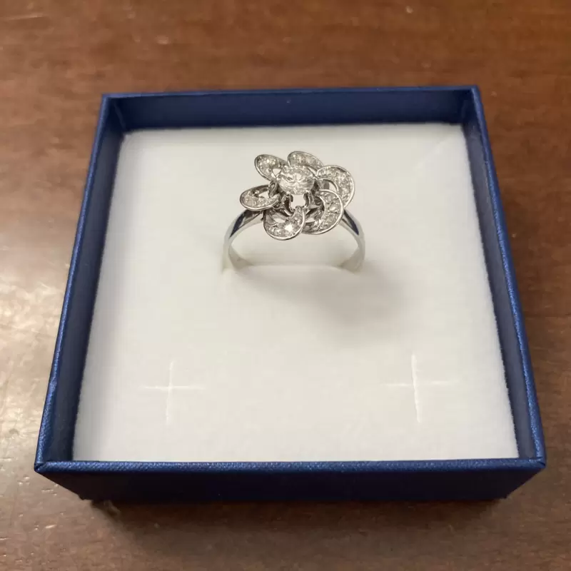 Anello in oro bianco 750 design floreale con diamante naturale ct.0,30