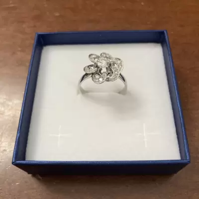 Anello in oro bianco 750 design floreale con diamante naturale ct.0,30 