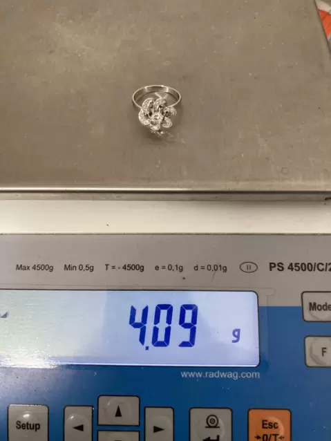 Anello in oro bianco 750 design floreale con diamante naturale ct.0,30  