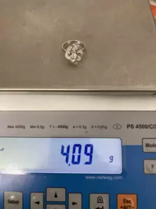 Anello in oro bianco 750 design floreale con diamante naturale ct.0,30 