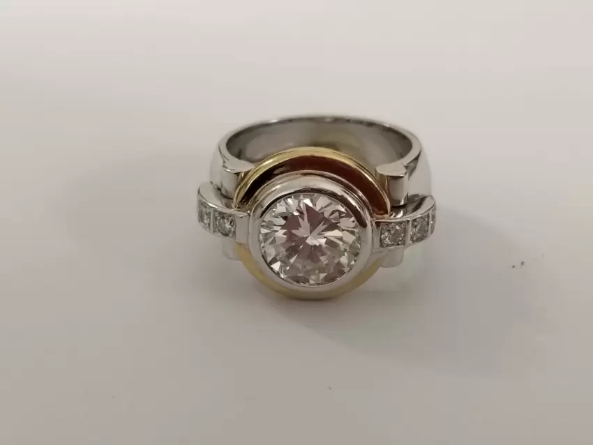 Anillo de Alta Joyería de Oro de 18 Kt con Diamante Central de 2,42 ct  