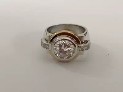 Anillo de Alta Joyería de Oro de 18 Kt con Diamante Central de 2,42 ct 