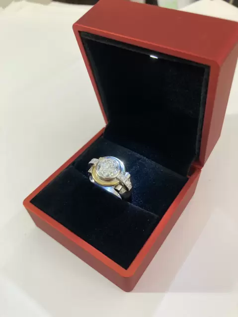 Anillo de Alta Joyería de Oro de 18 Kt con Diamante Central de 2,42 ct  