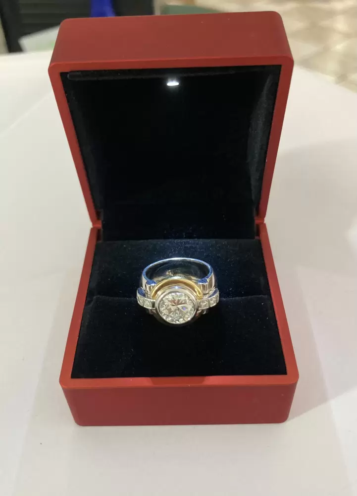 Anillo de Alta Joyería de Oro de 18 Kt con Diamante Central de 2,42 ct  