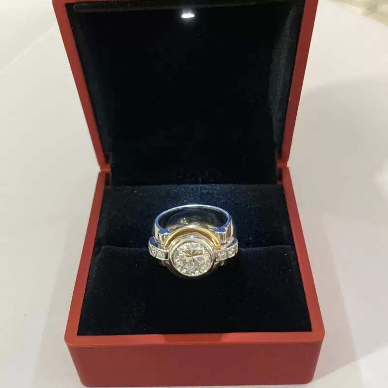 Anillo de Alta Joyer&iacute;a de Oro de 18 Kt con Diamante Central de 2,42 ct