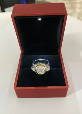 Anillo de Alta Joyería de Oro de 18 Kt con Diamante Central de 2,42 ct 