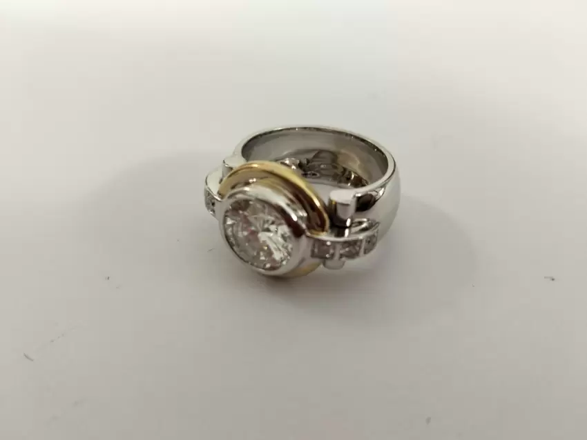 Anillo de Alta Joyería de Oro de 18 Kt con Diamante Central de 2,42 ct  