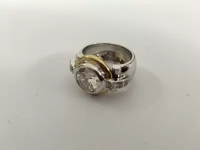 Anillo de Alta Joyería de Oro de 18 Kt con Diamante Central de 2,42 ct 
