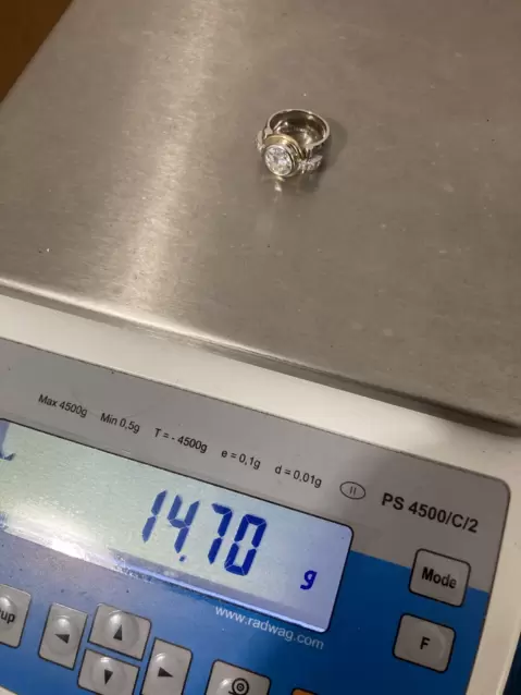 Anillo de Alta Joyería de Oro de 18 Kt con Diamante Central de 2,42 ct  