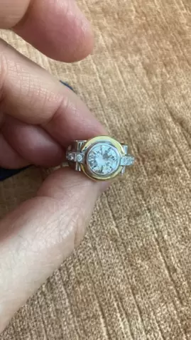 Anillo de Alta Joyería de Oro de 18 Kt con Diamante Central de 2,42 ct  