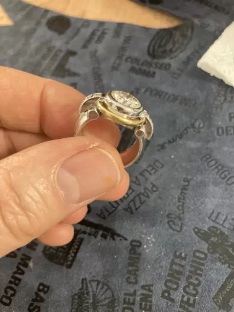 Anillo de Alta Joyería de Oro de 18 Kt con Diamante Central de 2,42 ct  