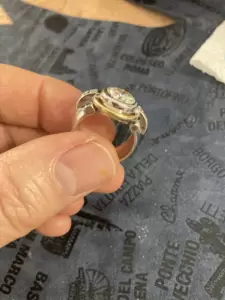 Anillo de Alta Joyería de Oro de 18 Kt con Diamante Central de 2,42 ct 