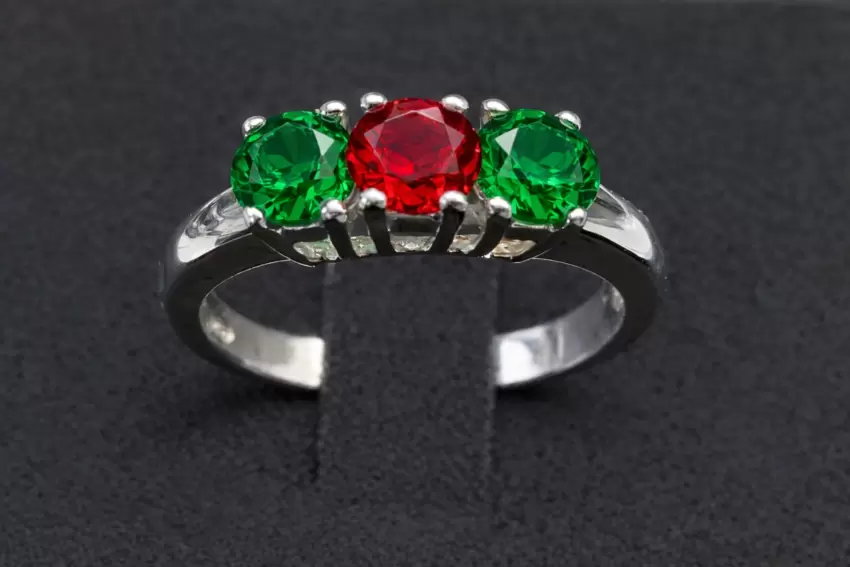 Anel trilogia em prata de lei 925 com pedras coloridas da bandeira portuguesa  