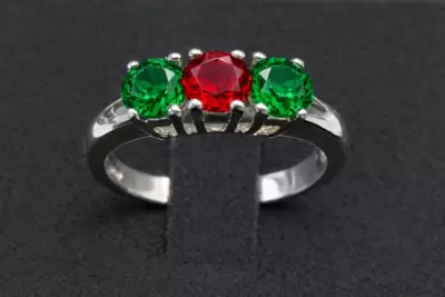 Anel trilogia em prata de lei 925 com pedras coloridas da bandeira portuguesa 