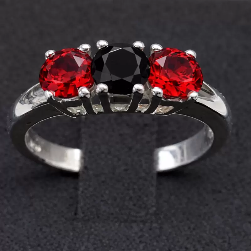 Anel trilogia em prata esterlina 925 com zirc&otilde;es vermelhos