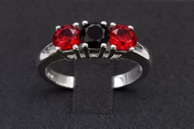 925 Sterling Silber Trilogie Ring mit roten Zirkonen 